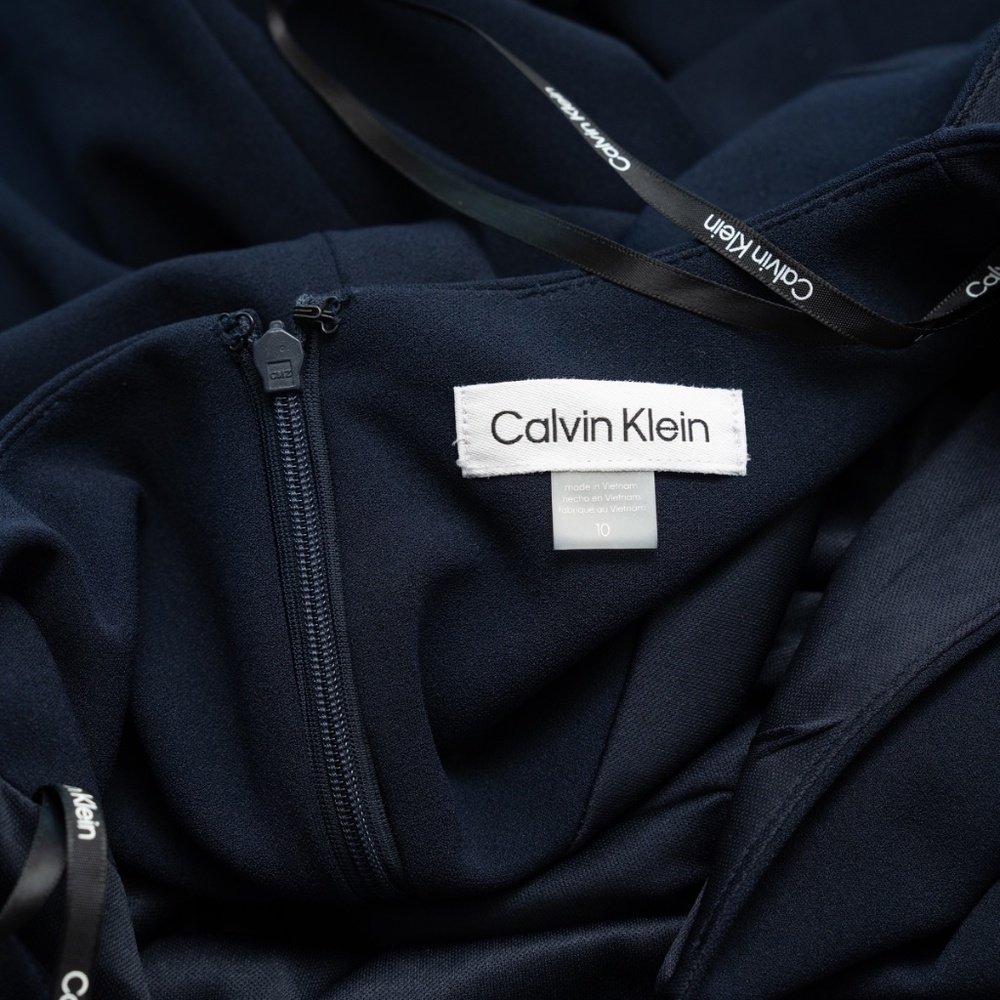 Calvin Klein - Ruched Rhinestone-Button‎ Gown - Picture 4 of 11